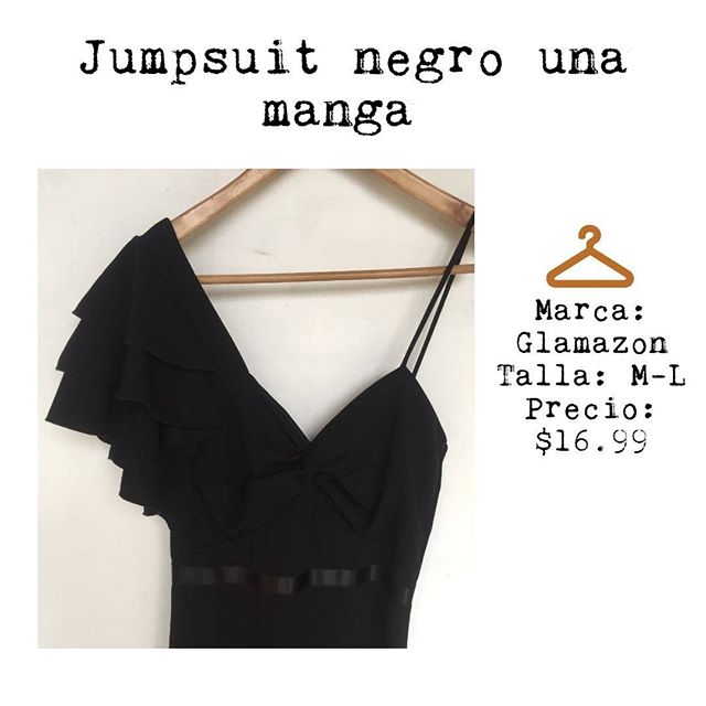 Jumpsuit asimétrico, una manga de tirantes y una manga con ruffles. Se ajusta a tu cuerpo de forma espectacular, por ser negro y largo no necesitás muchos accesorios, son de esas piezas que te visten solas!

#jumpsuitpreloved #secondhandstyle